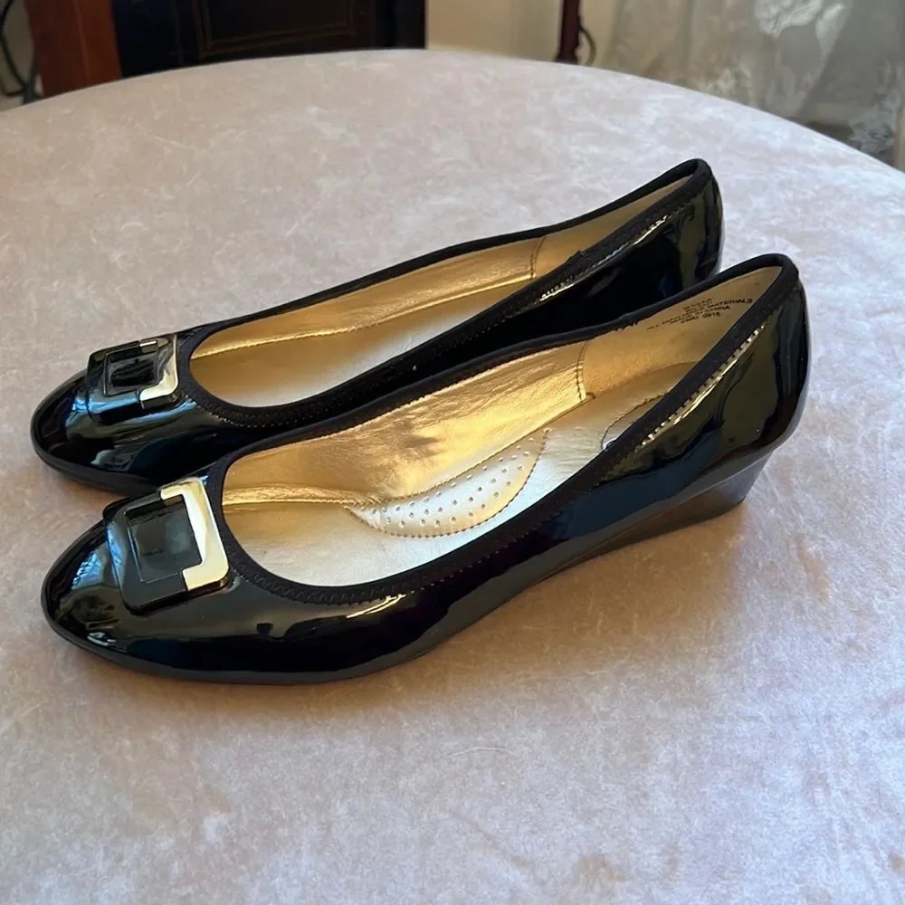 Bandolino Sz 9.5 Classic Black Patent Wedge Gold Buckle Toe Dress Shoes EUC